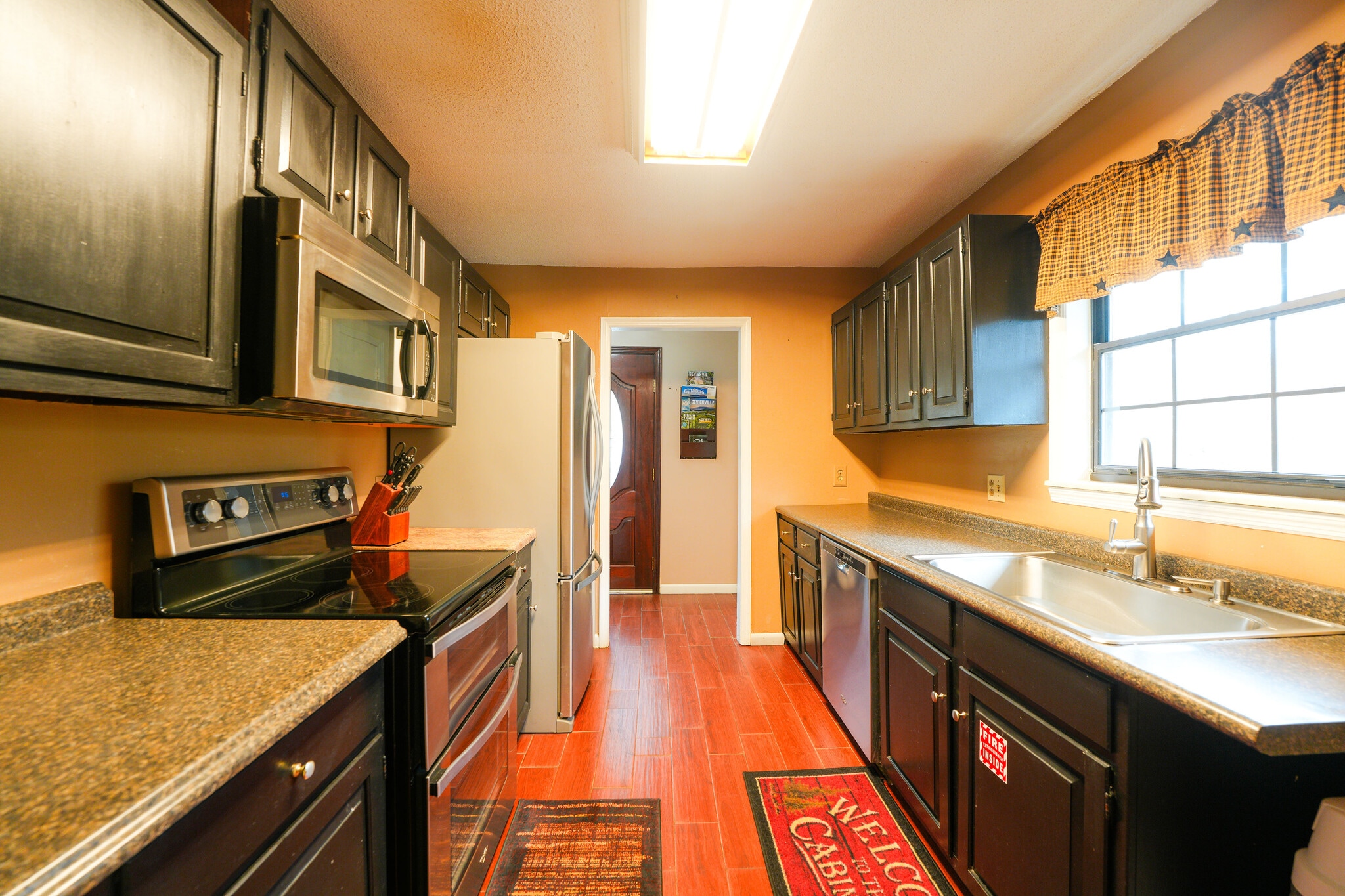 Building Photo - 425 Hemlock Ln