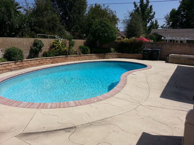 Building Photo - 1342 E Maple Ave