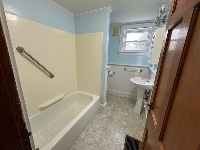 Bathroom - 95 Portsmouth Ave