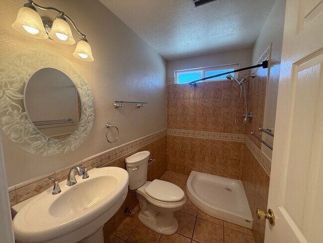 Building Photo - 5536 Fern Dr