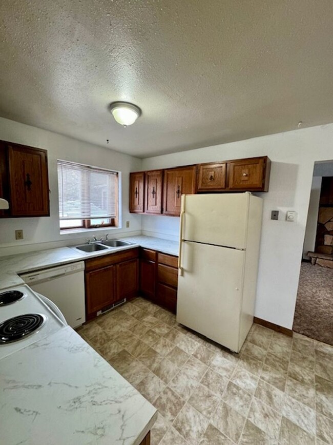 Building Photo - Charming 2-Bedroom Apartment Near MSU – Ca...