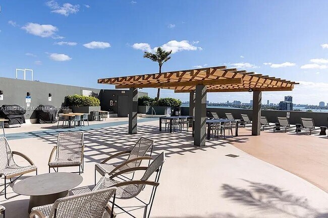Building Photo - 1750 N Bayshore Dr