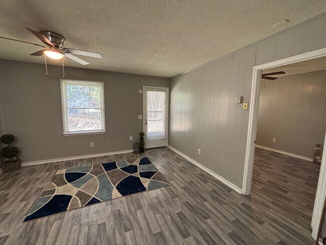 Building Photo - 390 N King St