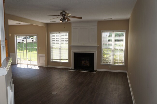 Building Photo - Rare 3 bed 2.5 bath Townhouse located in K...