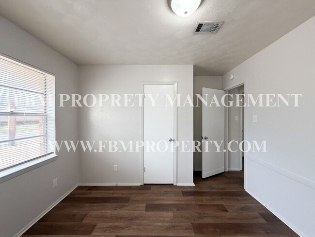 Building Photo - Preston-Gilmer Apartments, Unit 7 - Cozy 2 Bedroom, 1 Bathroom home in Ennis, Tx!