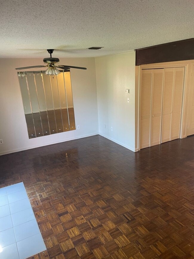 Building Photo - 2 bedroom 1 1/2 bath condominium