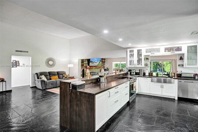 Building Photo - 5709 Bamboo Cir