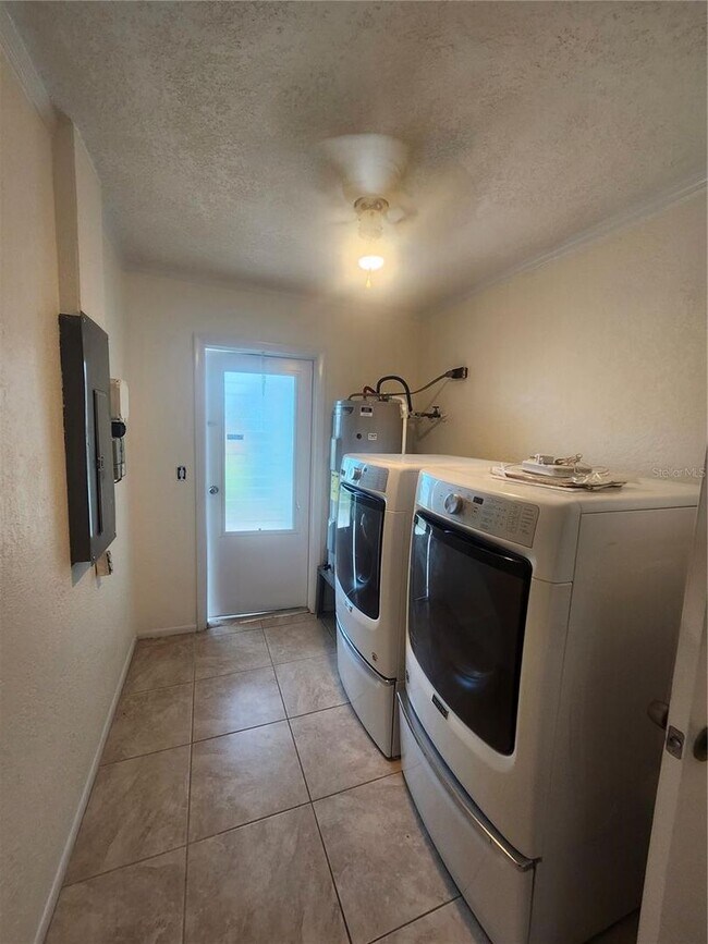 Building Photo - 2441 Beacon Dr