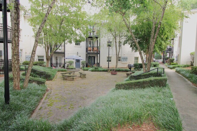 Building Photo - (Coming Soon) 2 Bedroom Condo on Park Road!