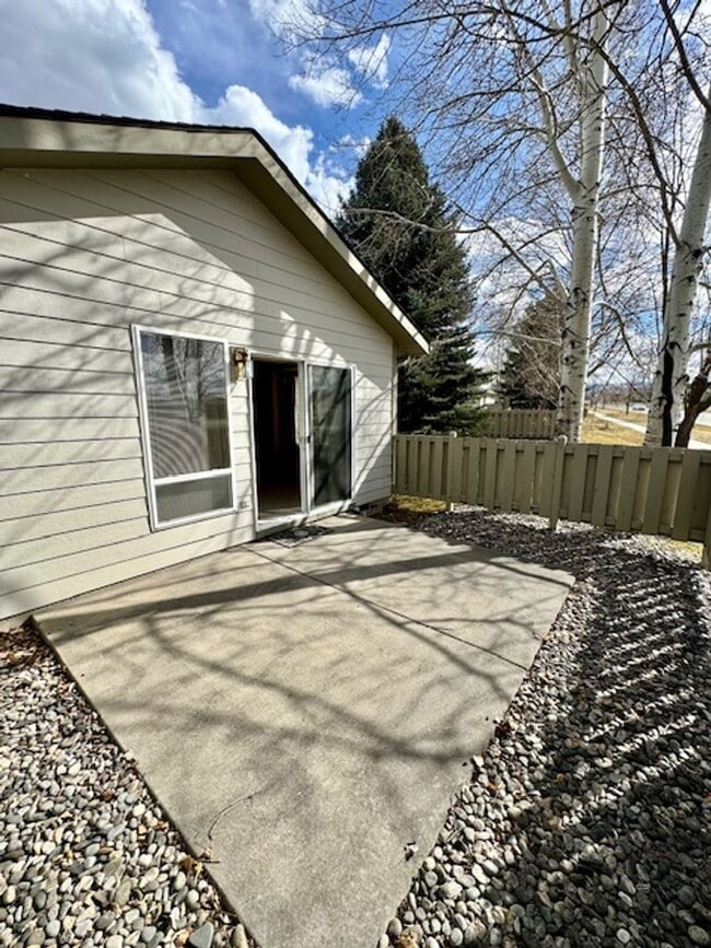 Building Photo - 2 Bedroom, 2 Bathroom Townhouse