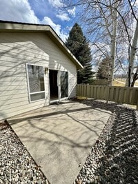 Building Photo - 2 Bedroom, 2 Bathroom Townhouse