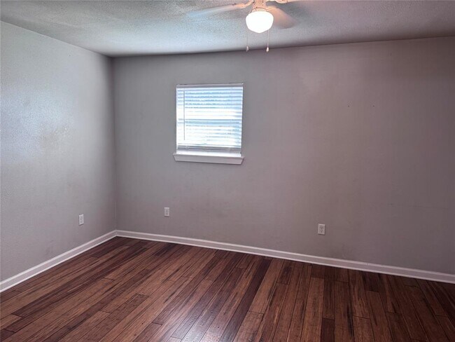 Building Photo - 901 Parmer Ave