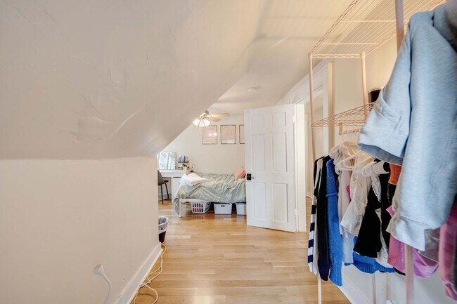 Building Photo - Ultimate 6-Bedroom House with Spacious Liv...
