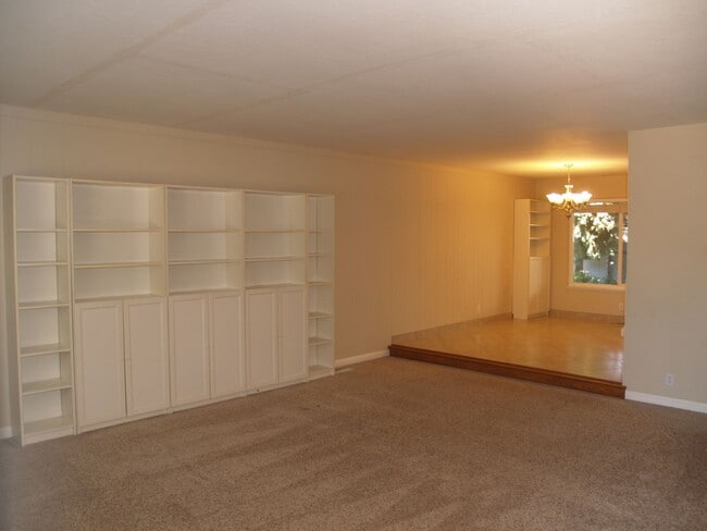 Building Photo - RENT WILL BE $3950 THROUGH MAY 2026!