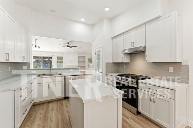 Building Photo - 1742 Poppy Dr