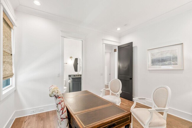 Building Photo - 5 Bedroom Home with Luxury Finishes in West End