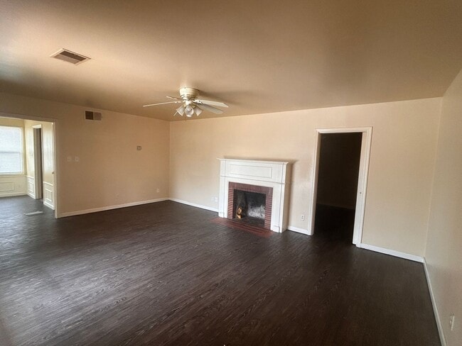 Building Photo - This home is loaded with space and features and Northwest Hanford
