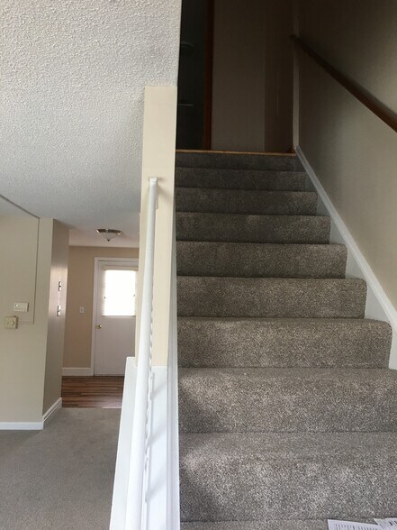 Building Photo - 17 Stoneledge Ct