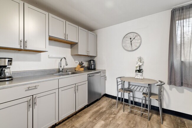 Kitchen - 402 College Park Dr