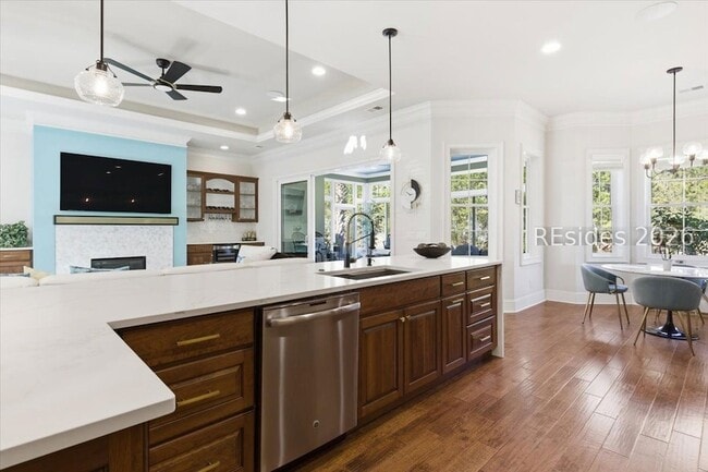 Building Photo - 165 Topside E