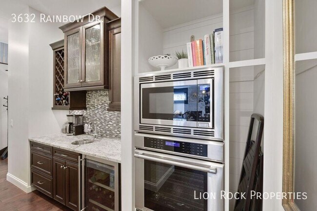 Building Photo - 3632 Rainbow Dr