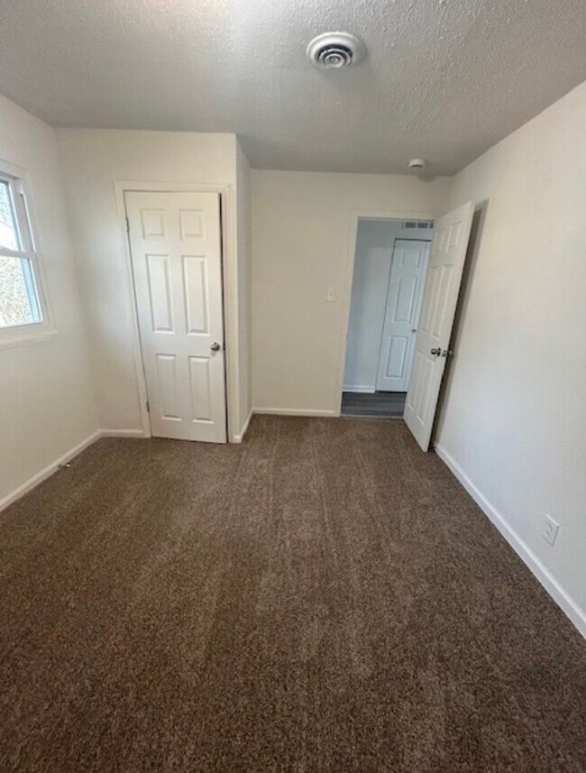 Building Photo - Cute 4 bed/1bath