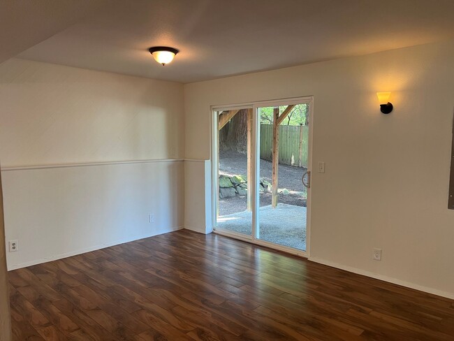 Building Photo - 4bd/2.75ba Bellevue Home
