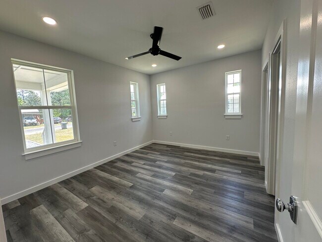 Building Photo - 534 N Raphael Rd