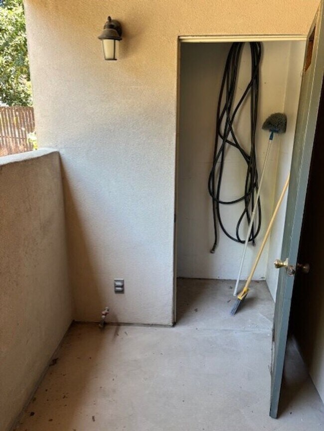 Building Photo - 1412 N Cherry St