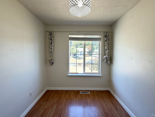 Building Photo - Charming 3 bed + den, 2 bath Federal way Rambler