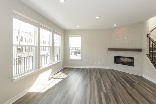 Building Photo - Beautiful Townhome in Carmel