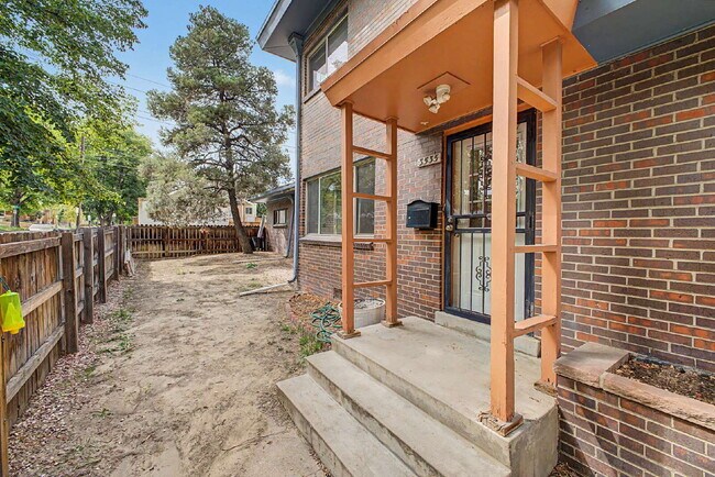 Building Photo - "Charming 2-Bedroom Apartment with Spacious Living – 1025 Sq Ft in Prime Denver Location!"