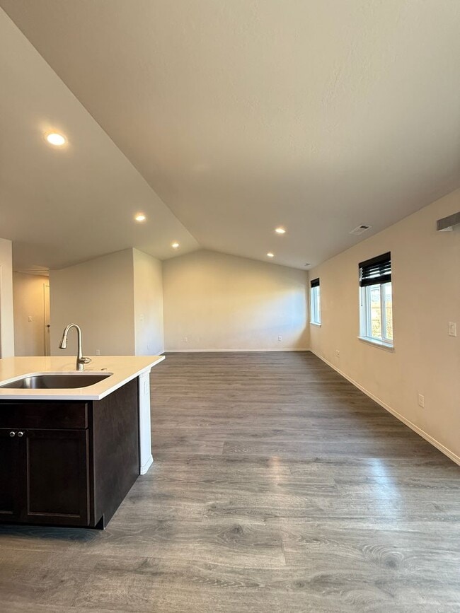 Building Photo - Charming 3 Bed / 2 Bath Home in Delta Estates – Medford