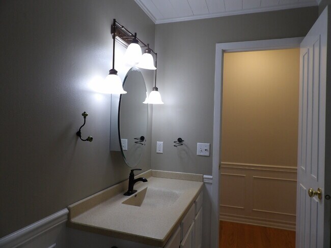 Building Photo - 2 Bed | 2 Bath Third Floor Condo