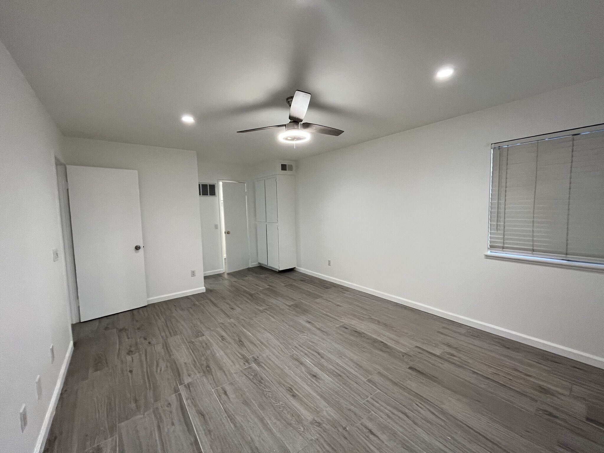 Large Light Bedroom - 26200 Redlands Blvd