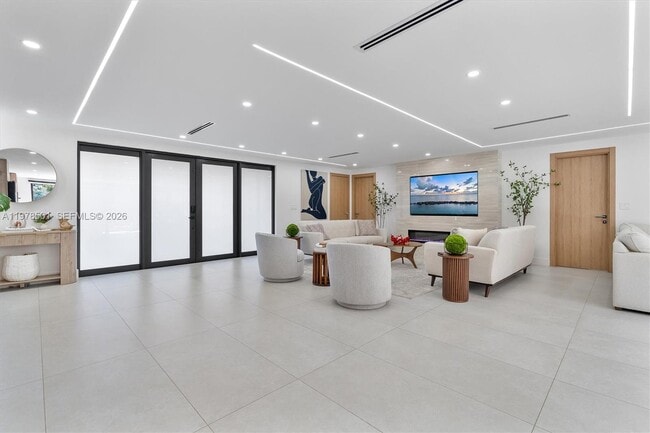 Building Photo - 4000 N Circle Dr