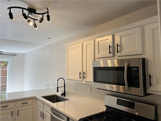 Building Photo - 10133 Quaint Tree St