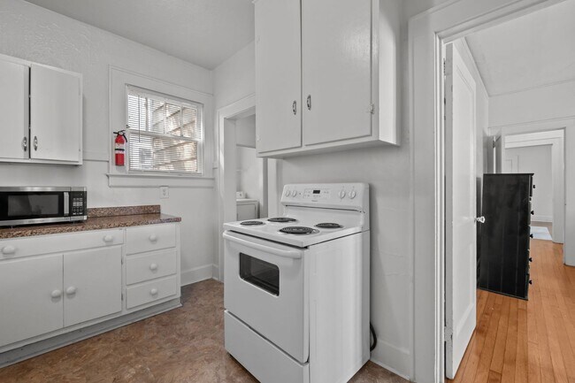 Building Photo - Spacious 5-Bed Home with Front Porch, Deck...