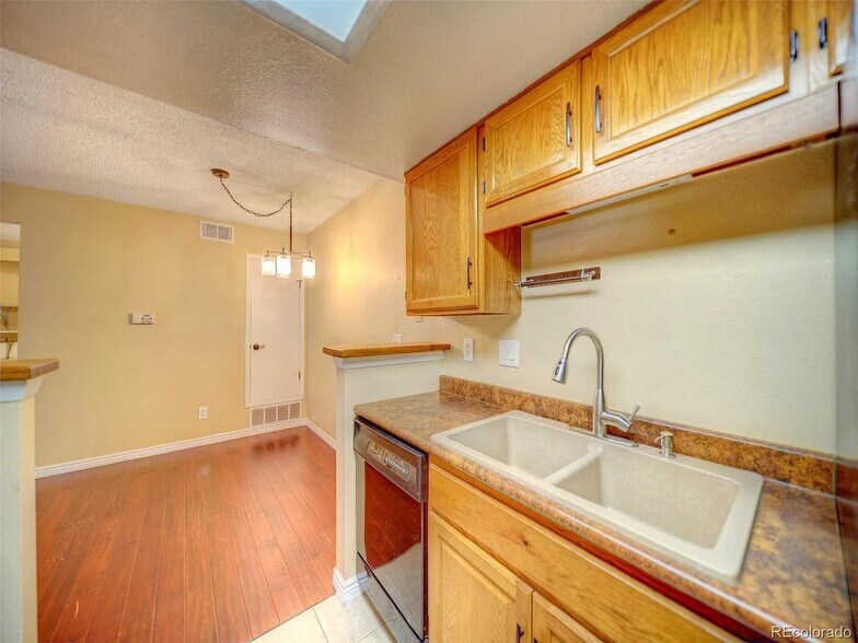 Building Photo - 922 S Walden St