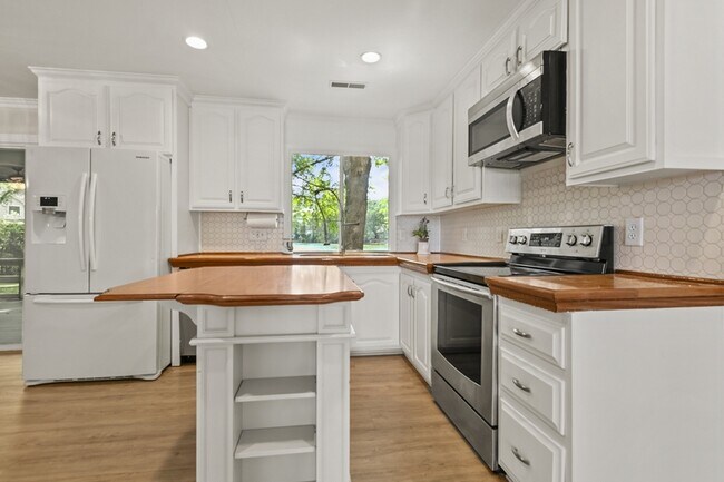 Building Photo - 1382 Center Lake Dr