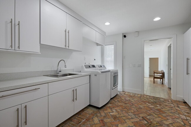 Building Photo - 5640 Shaddelee Ln W