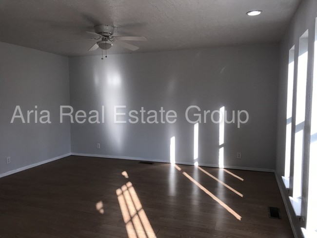 Building Photo - Colonial Estate Home!