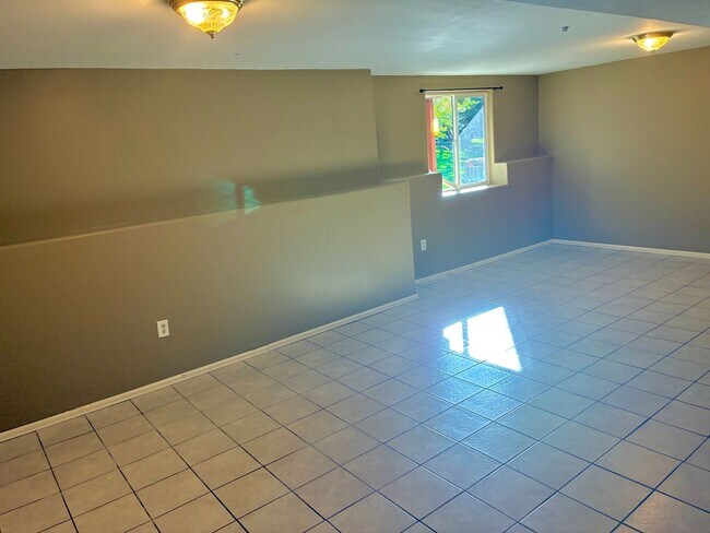 Building Photo - Beautiful 3 bedroom, 2 and 2-1/2 bath Townhome with 2 car attached garage and Finished Basement w...