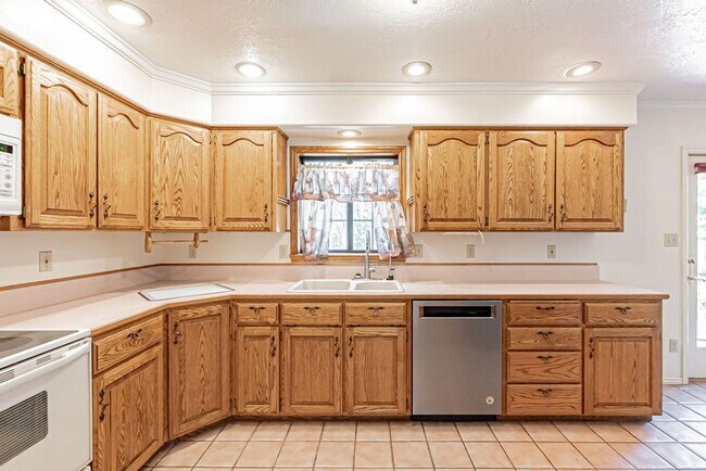Building Photo - **Charming 3-Bed, 2.5-Bath Home in Idaho F...