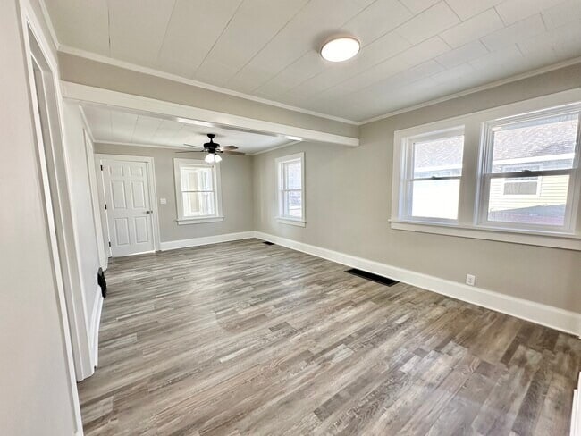 Building Photo - 1363 E 15th St