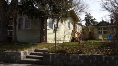 Building Photo - Quaint 2 bedroom duplex near downtown, utilities included!