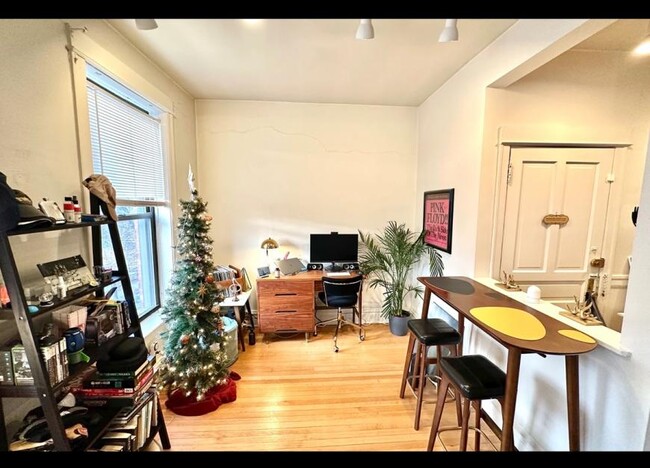 Building Photo - 1 bedroom in Chicago IL 60657