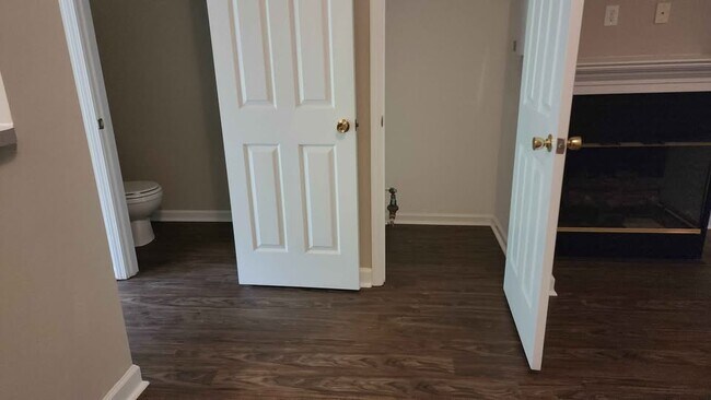 Building Photo - 2222 Valley Haven Dr