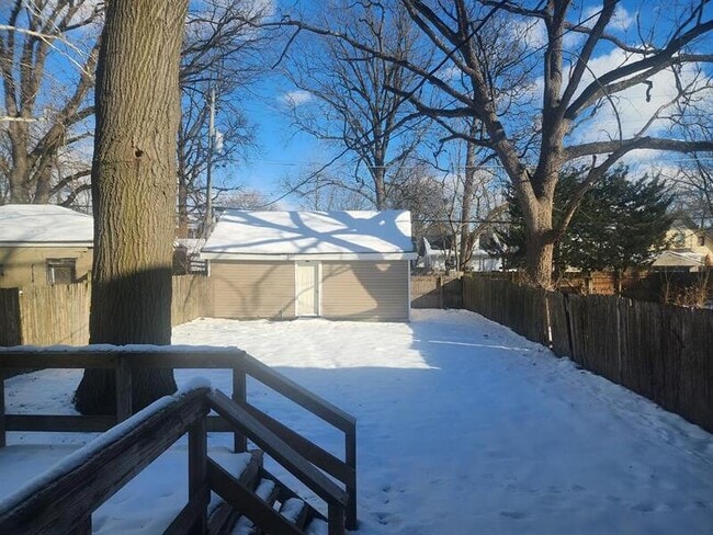 Building Photo - 801 N Gladstone Ave