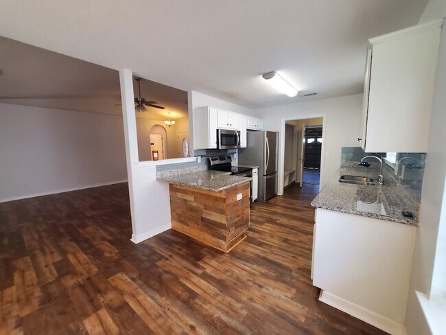 Building Photo - 1516 Oakhill Rd